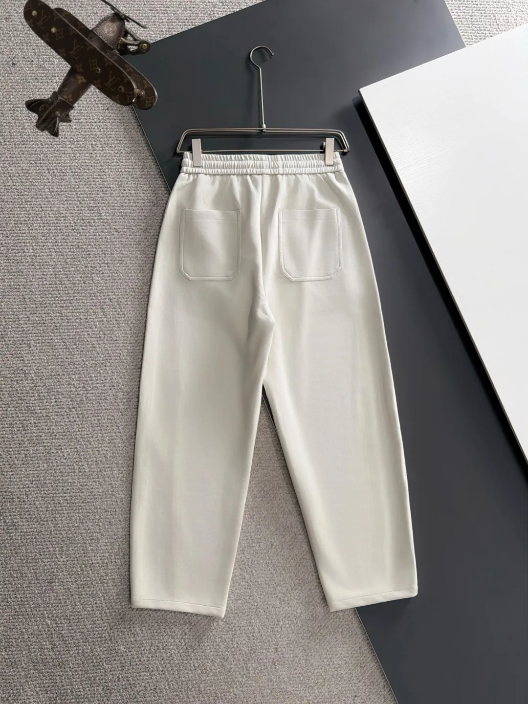 Next day shipment P195 Balenciaga 2026 Autumn and Winter New Arrival elastic band casual pants, counter-customized fabrics, Breathable, high comfort, impeccable details, brand element design concept, reflecting high quality. It feels delicate and soft! It presents a casual cut and the upper body shape is great! Sizes:S-3XL